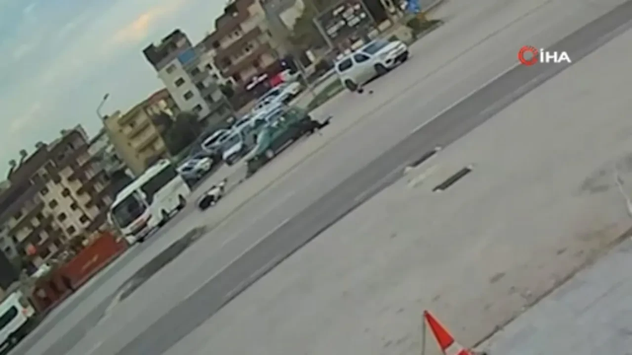 Otomobille çarpışan motosikletli havada takla attı! Feci kaza kamerada 