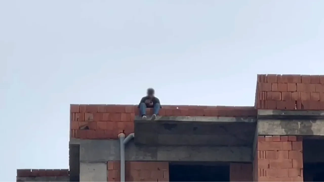 Tartıştığı eşi telefonlara bakmayınca çatıya çıktı: Polis ekipleriyle 2 saat telefonla konuştu