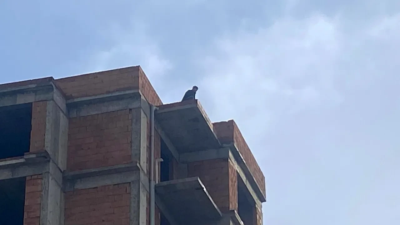 Tartıştığı eşi telefonlara bakmayınca çatıya çıktı: Polis ekipleriyle 2 saat telefonla konuştu