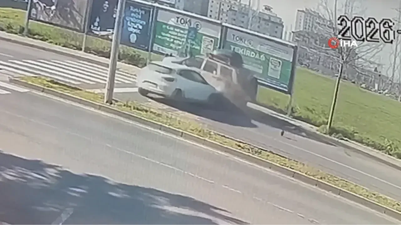 Tekirdağ'da direksiyon başında fenalaşan sürücü park halindeki araca çarptı: Kaza anı kamerada!