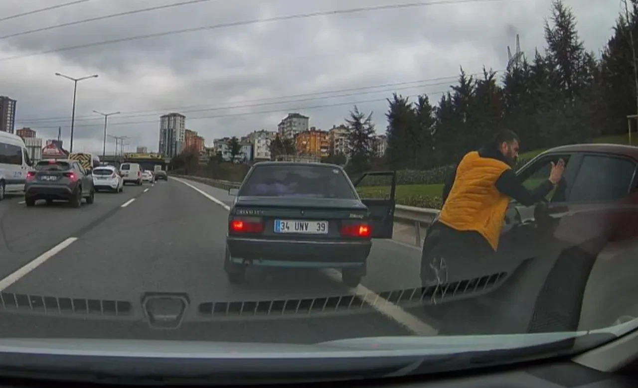 Trafik magandası kamerada! Makas atarak ilerledi, yol vermeyen sürücüye saldırdı