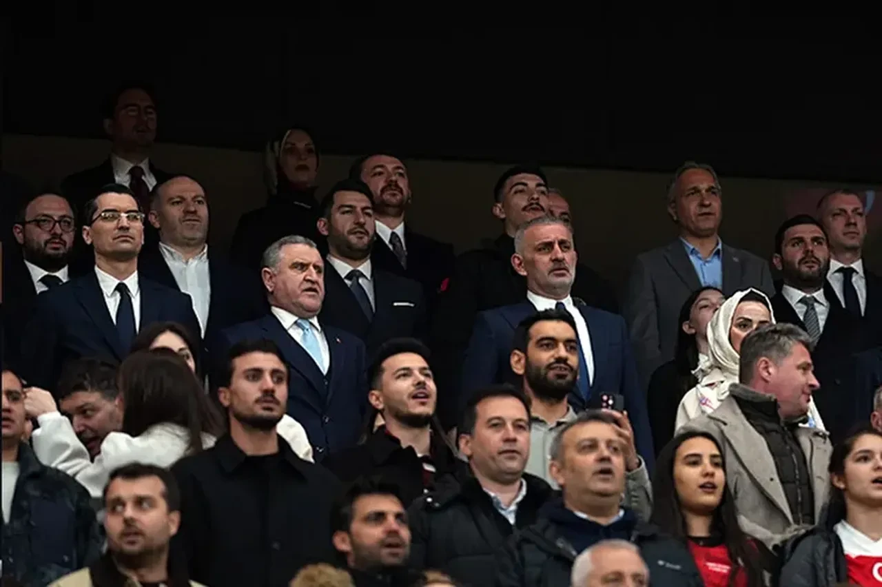 Türkiye-Romanya maçını spor dünyasından pek çok isim stadyumda izledi!