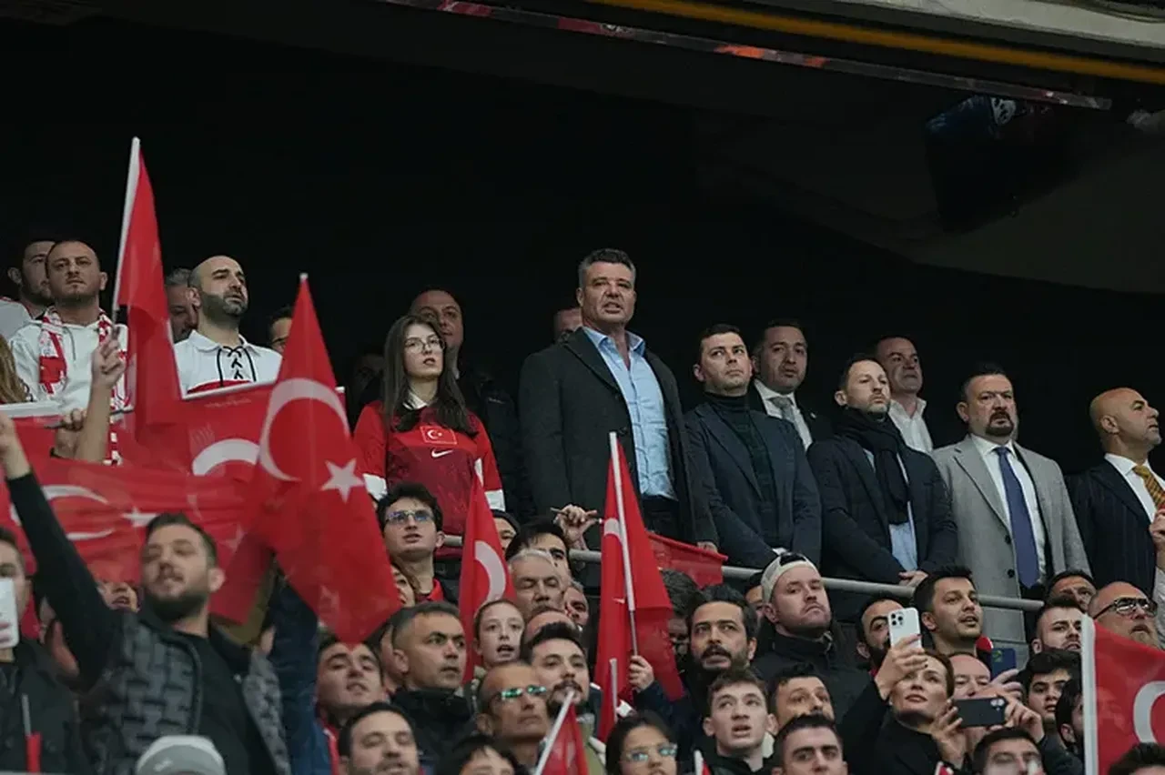 Türkiye-Romanya maçını spor dünyasından pek çok isim stadyumda izledi!