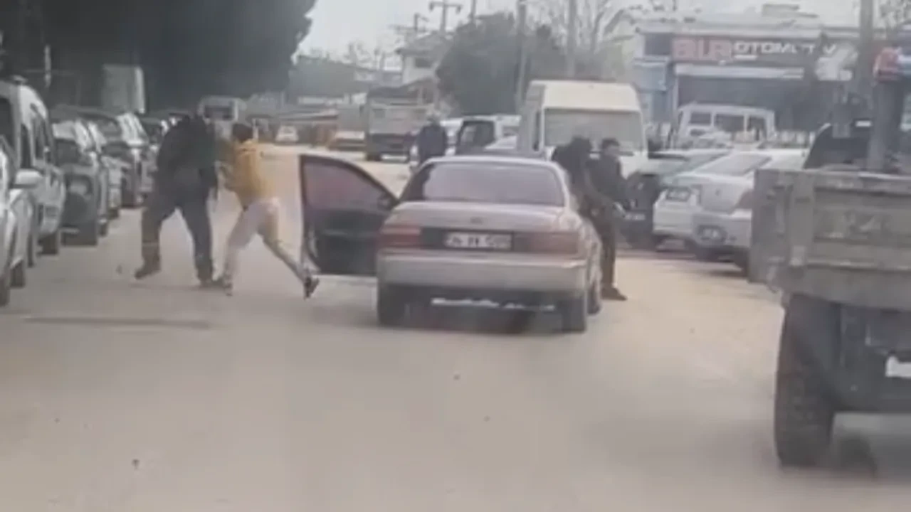 Yol boks ringine döndü! Trafik kavgası pahalıya mal oldu: Ceza üstüne ceza 