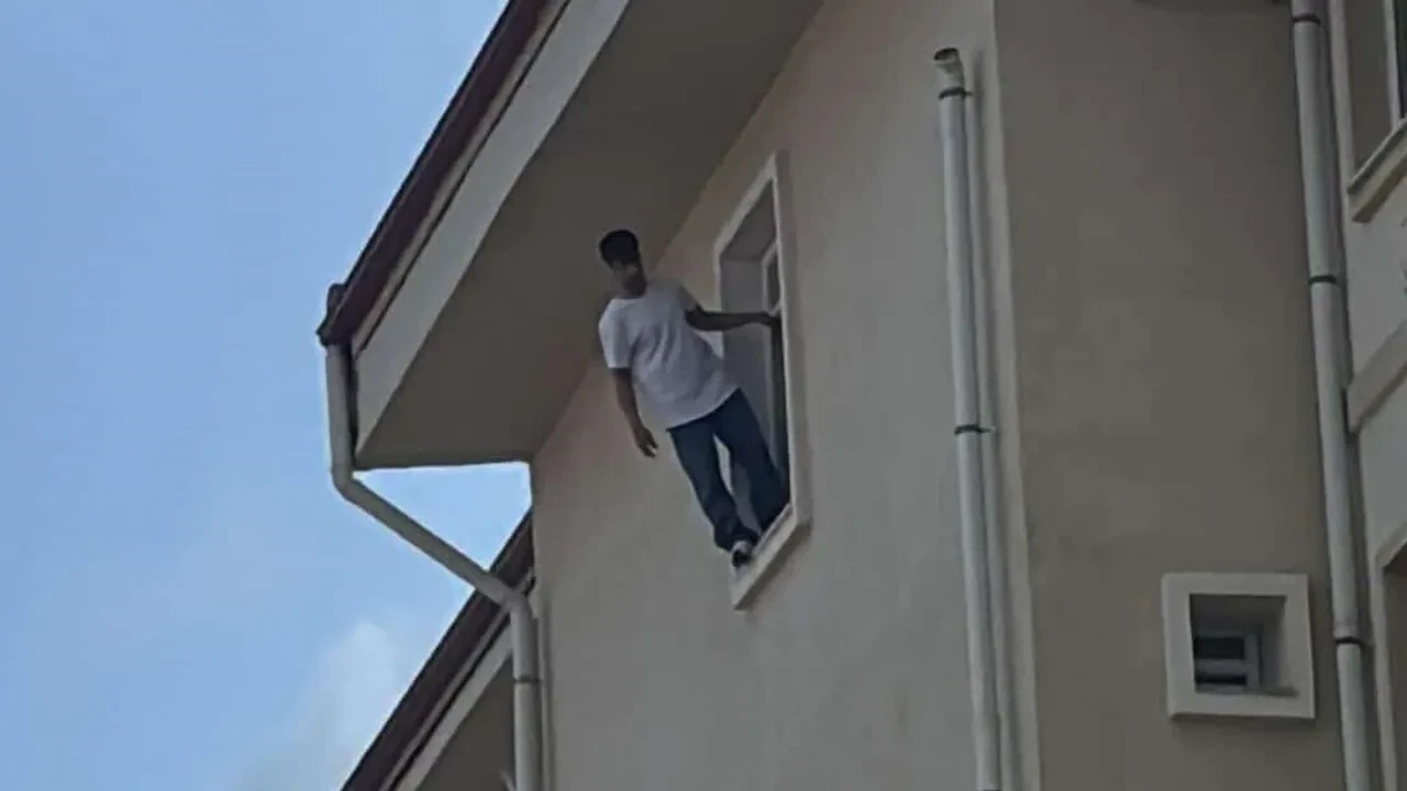Yurdun camına çıkıp aşağı atladı! Muğla'da kan donduran olay