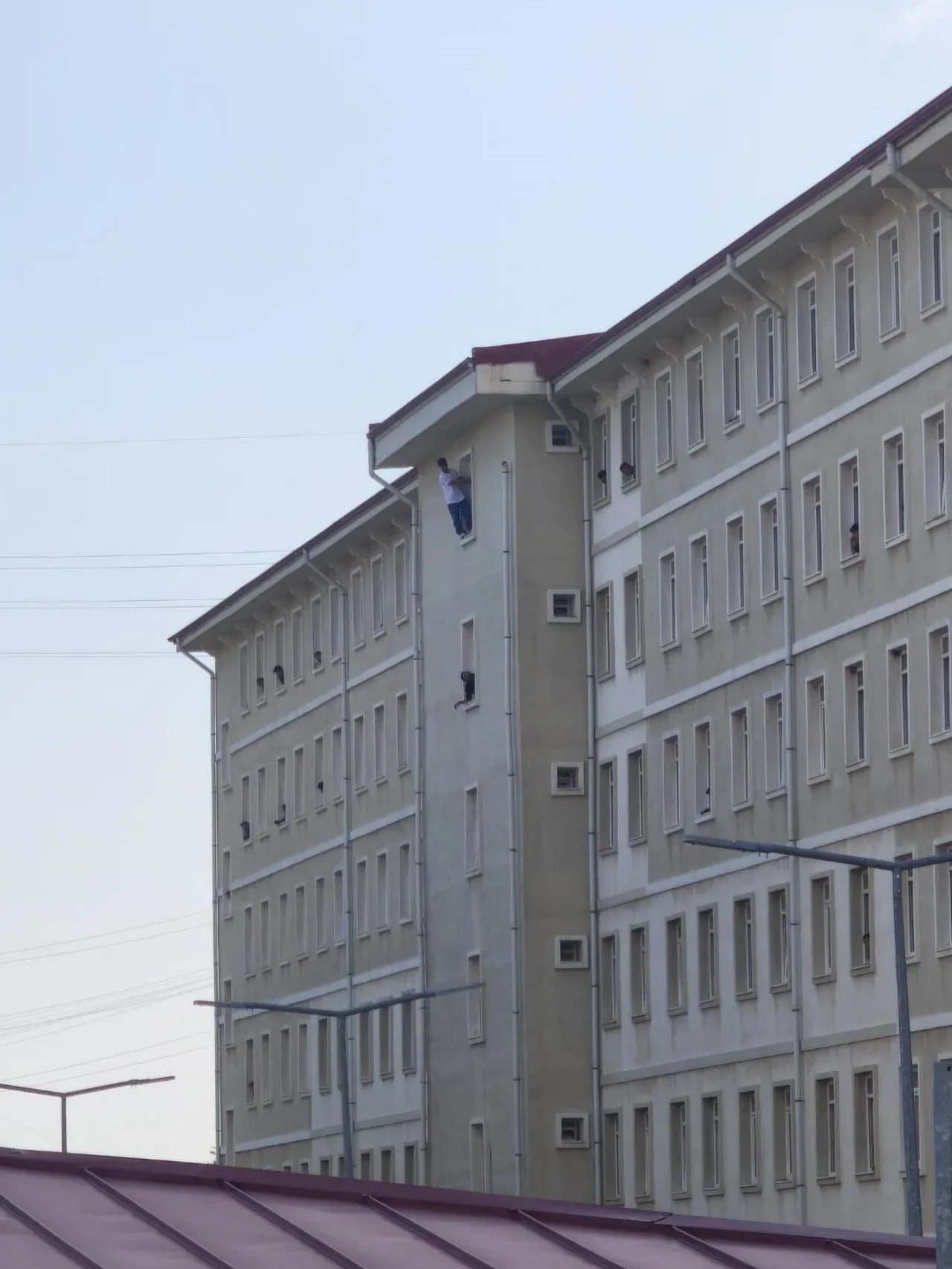 Yurdun camına çıkıp aşağı atladı! Muğla'da kan donduran olay