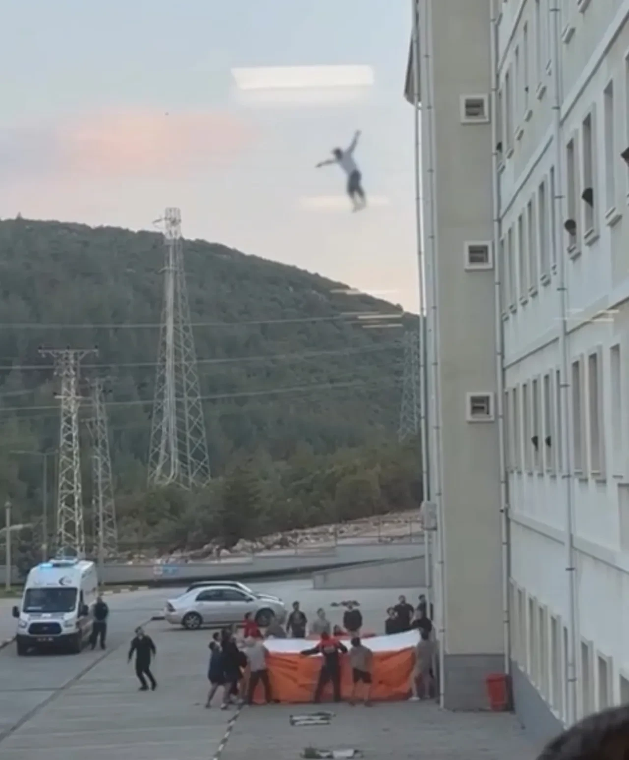 Yurdun camına çıkıp aşağı atladı! Muğla'da kan donduran olay