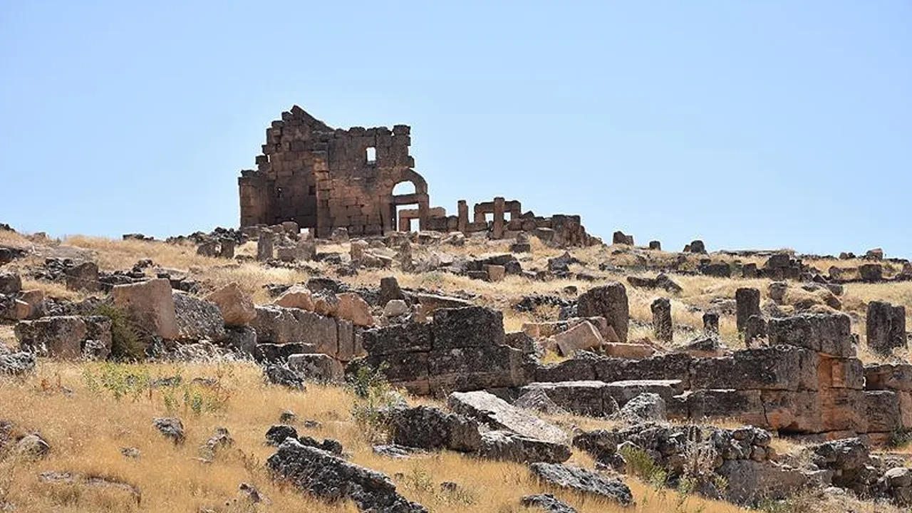 Zerzevan Kalesi'ne turist akını! Yılda 400 bini aşkın ziyaret