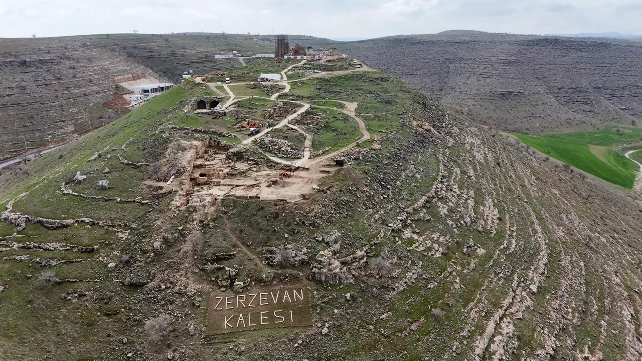 Zerzevan Kalesi'ne turist akını! Yılda 400 bini aşkın ziyaret