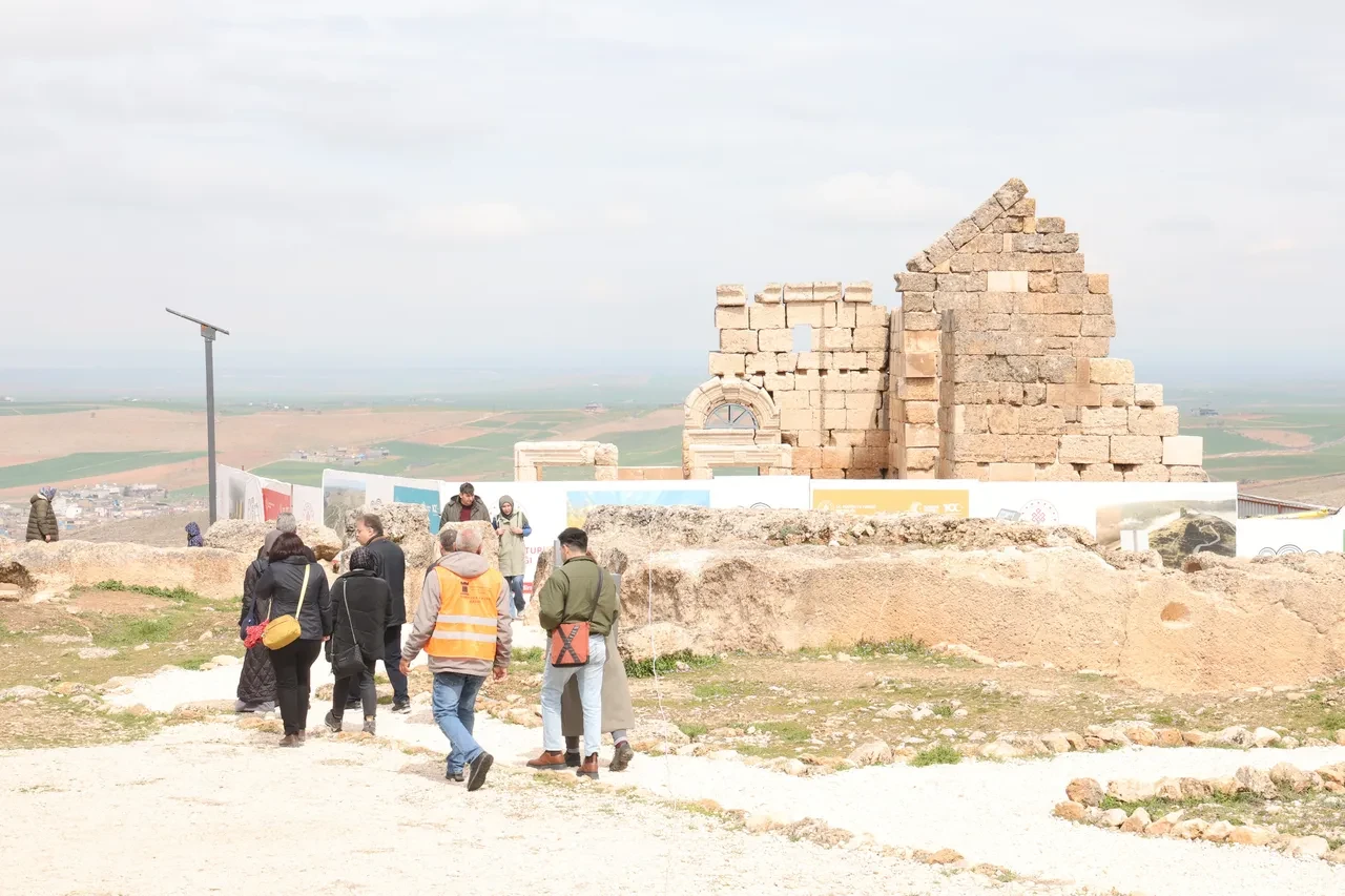 Zerzevan Kalesi'ne turist akını! Yılda 400 bini aşkın ziyaret