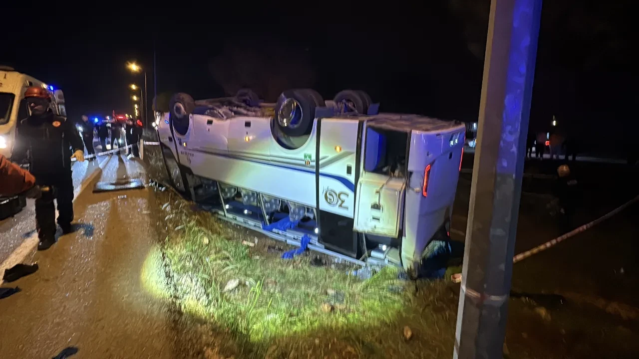 Antalya'da feci trafik kazası! Memurları taşıyan servis midibüsü devrildi