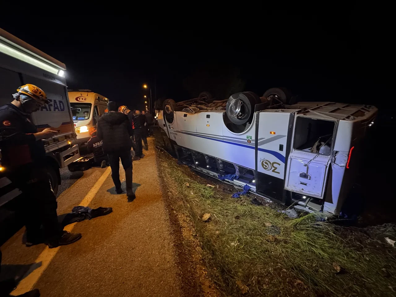 Antalya'da feci trafik kazası! Memurları taşıyan servis midibüsü devrildi