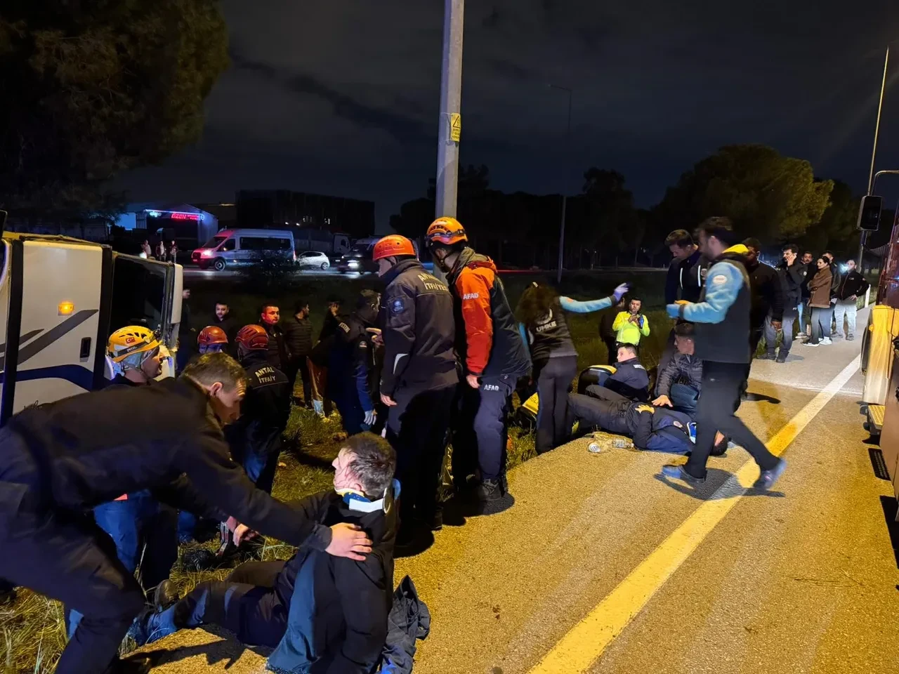 Antalya'da feci trafik kazası! Memurları taşıyan servis midibüsü devrildi
