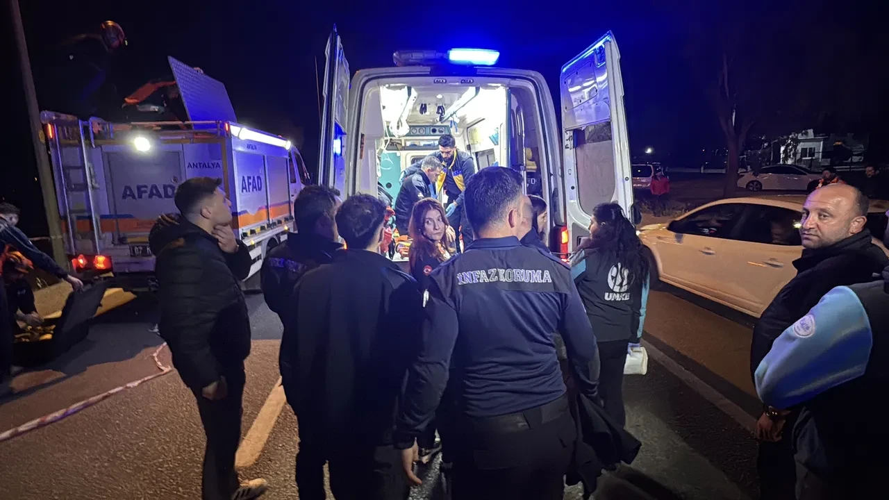 Antalya'da feci trafik kazası! Memurları taşıyan servis midibüsü devrildi