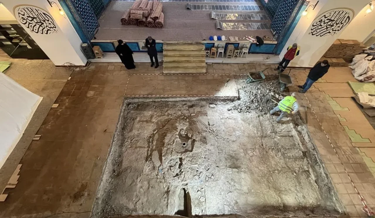 Asırlar sonra cami içinde gün yüzüne çıkarıldı, imam konuştu! Bursa'da gizli kalan tarih