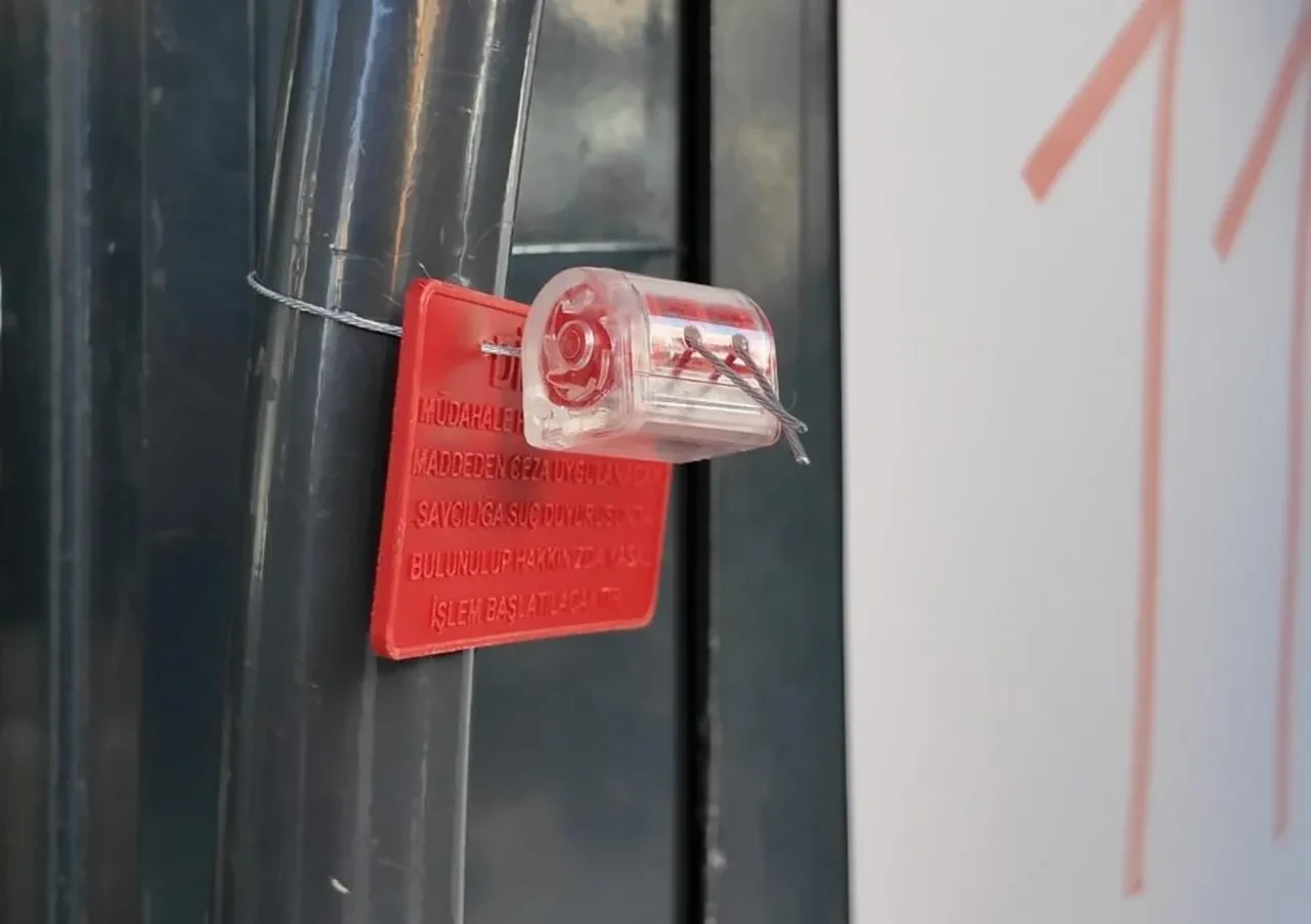 Baskın yapılan kasapta mide bulandıran görüntü! Tarihi geçmiş etler ele geçirildi