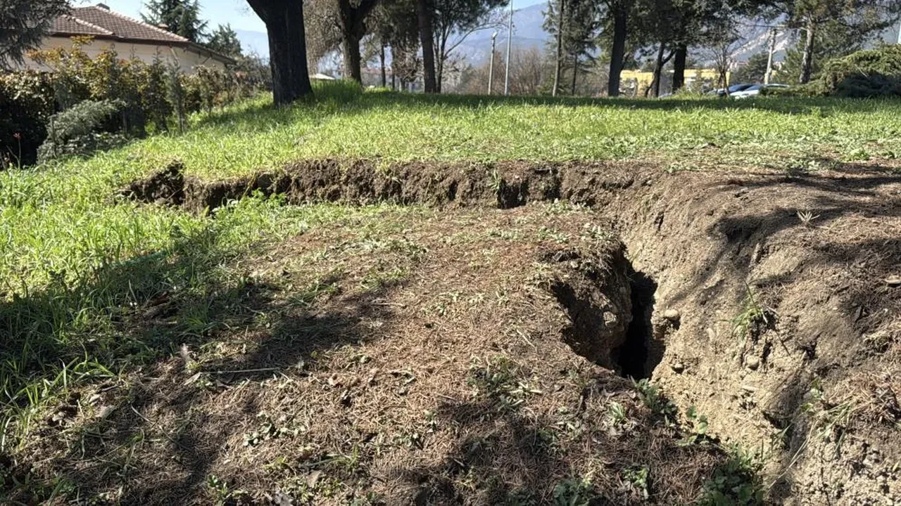 Çatlaklar valilik konutuna doğru ilerliyor!