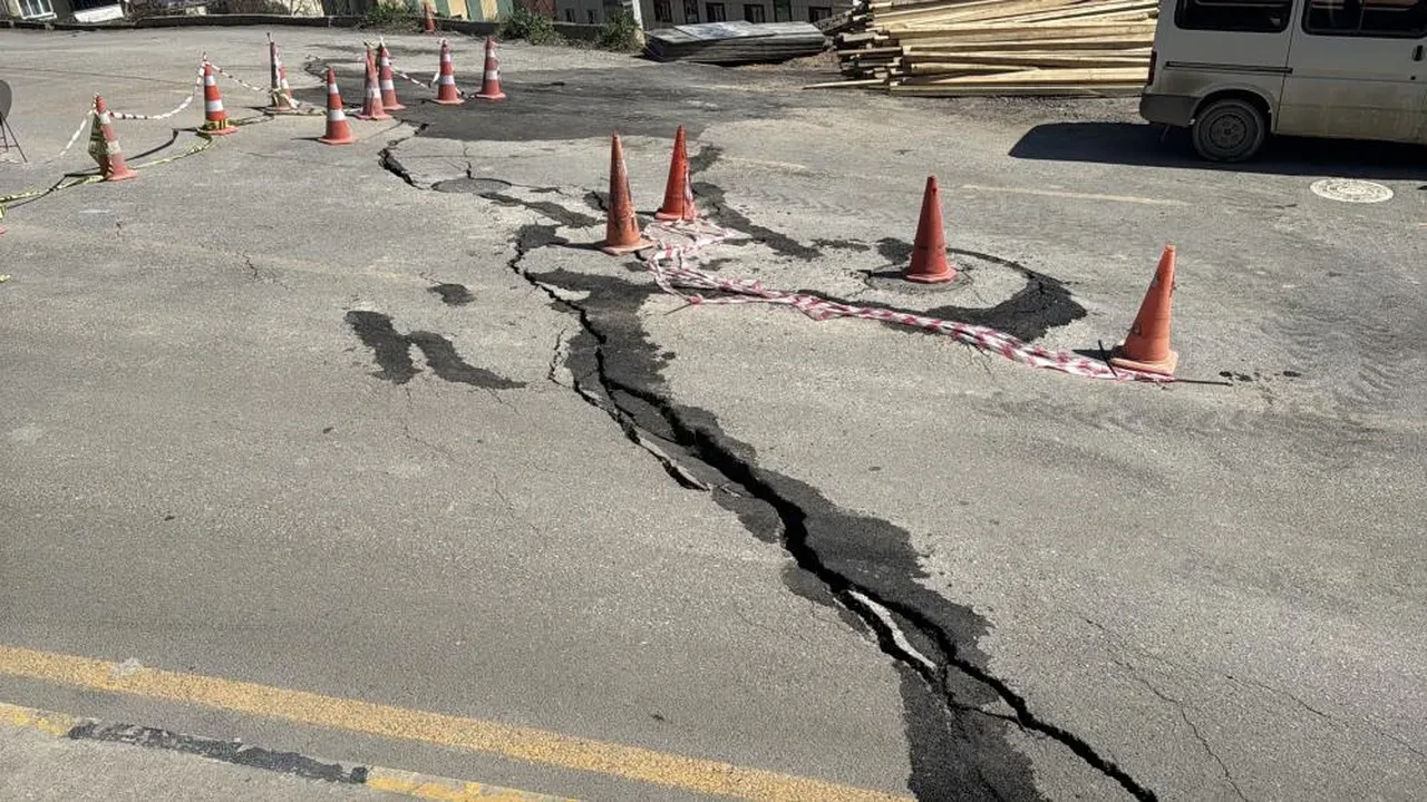 Çatlaklar valilik konutuna doğru ilerliyor!