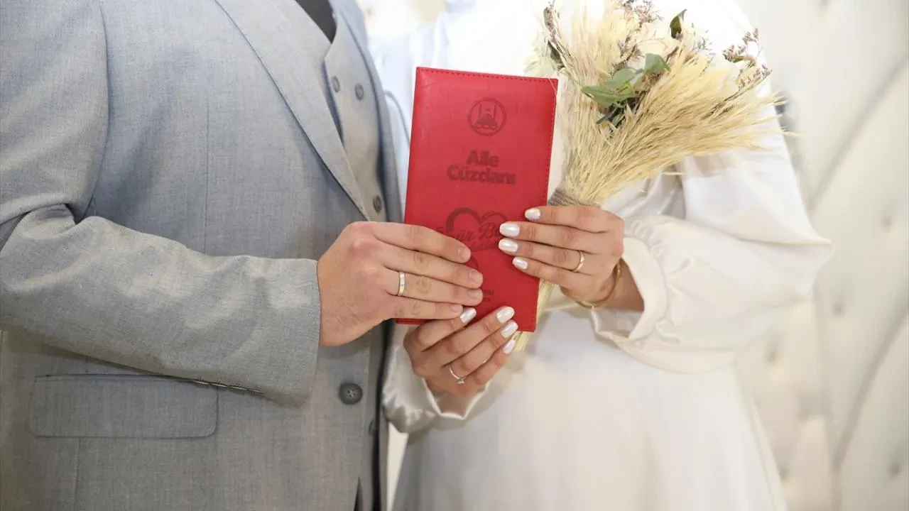 Evlenmenin faturası dudak uçuklatıyor! Çiftler nikah defterinden önce senetlerin altına imza atıyor