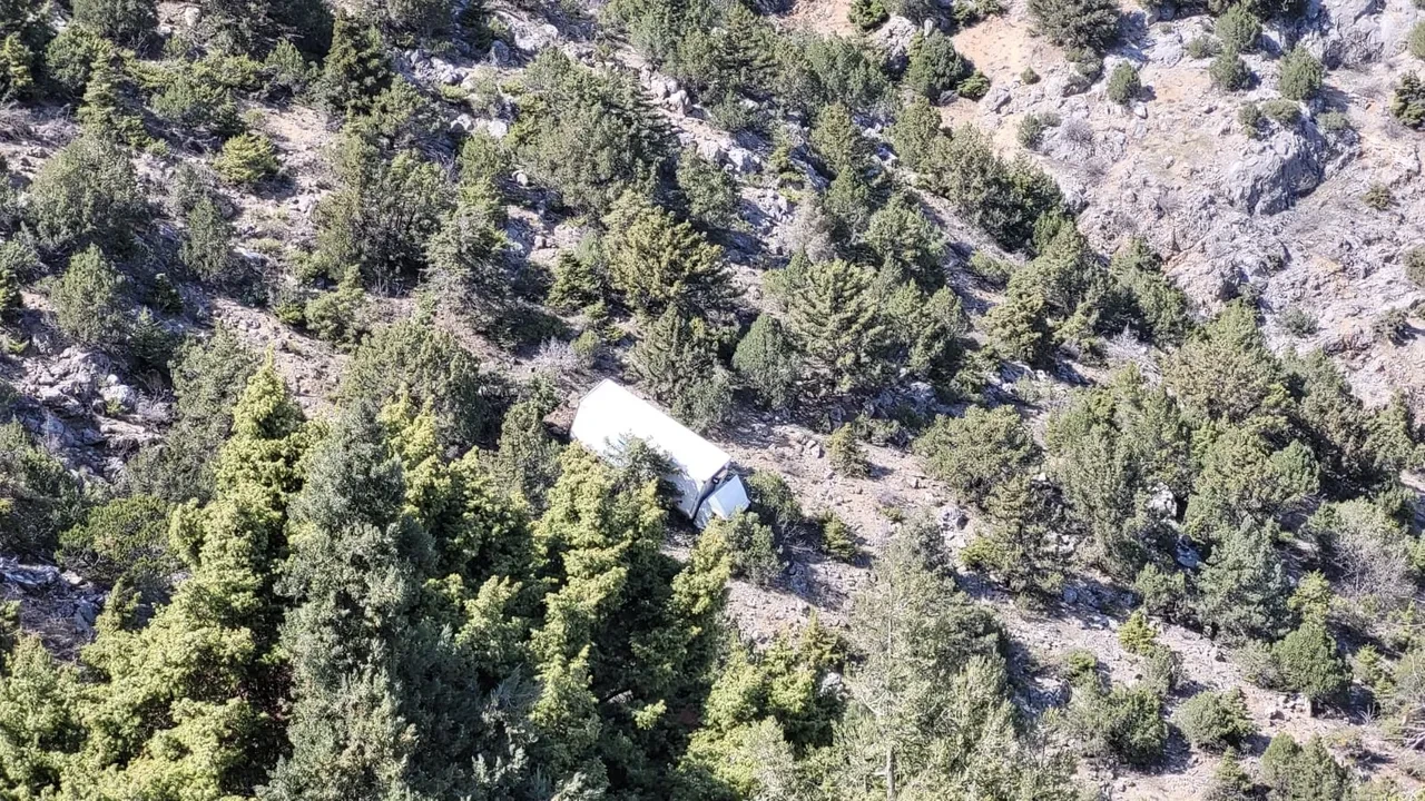 Freni patlayan kamyon uçuruma yuvarlandı! Erzincan'da feci kaza