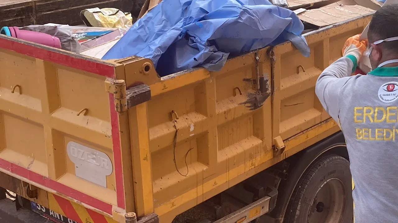 Kötü kokular mahalleliyi ayağa kaldırdı, eve giden ekipler şoke oldu! Tam 7 kamyon çöp çıktı