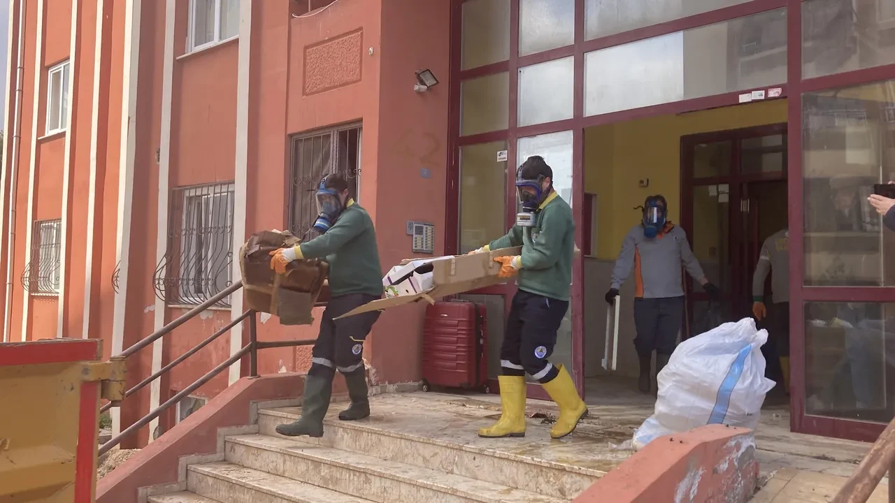 Kötü kokular mahalleliyi ayağa kaldırdı, eve giden ekipler şoke oldu! Tam 7 kamyon çöp çıktı