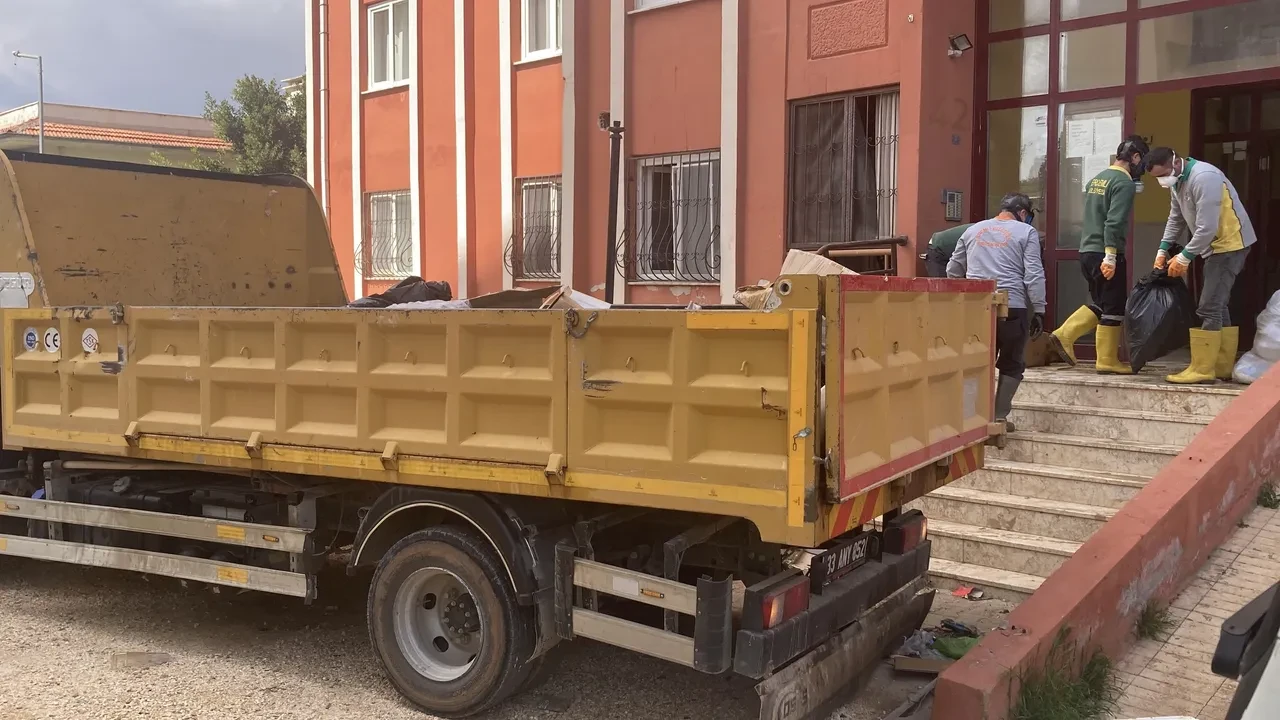 Kötü kokular mahalleliyi ayağa kaldırdı, eve giden ekipler şoke oldu! Tam 7 kamyon çöp çıktı