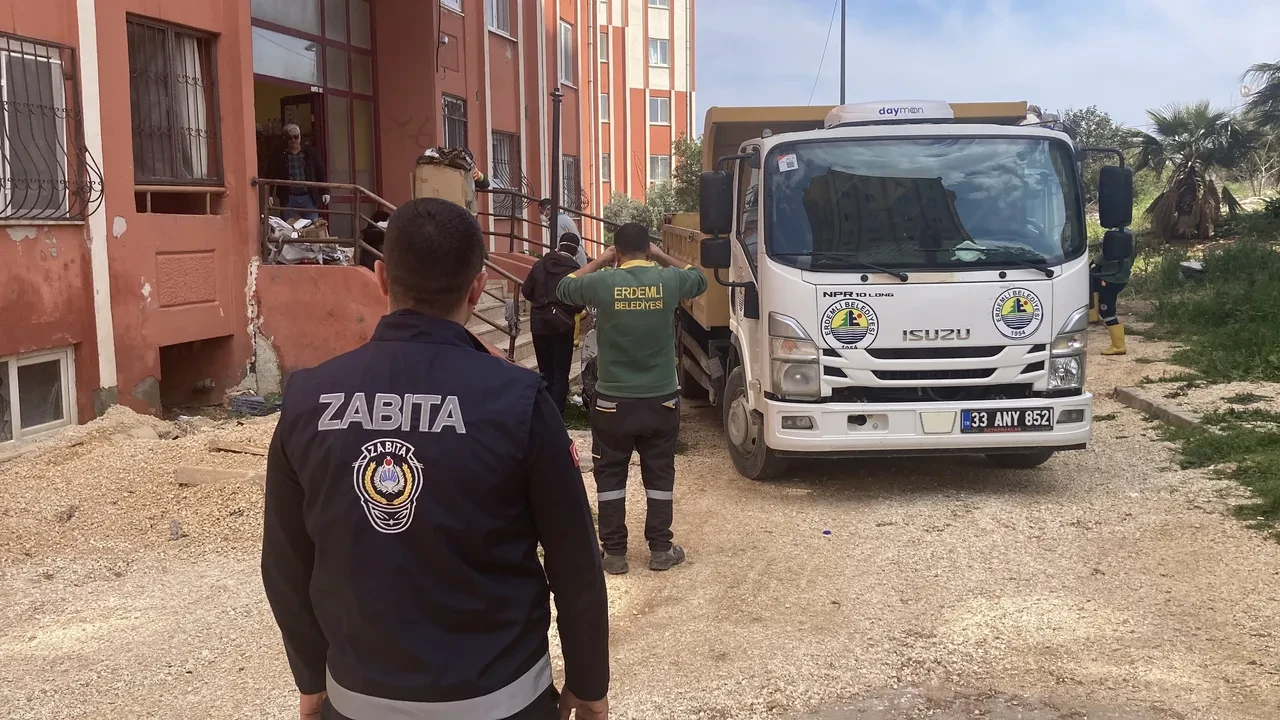 Kötü kokular mahalleliyi ayağa kaldırdı, eve giden ekipler şoke oldu! Tam 7 kamyon çöp çıktı