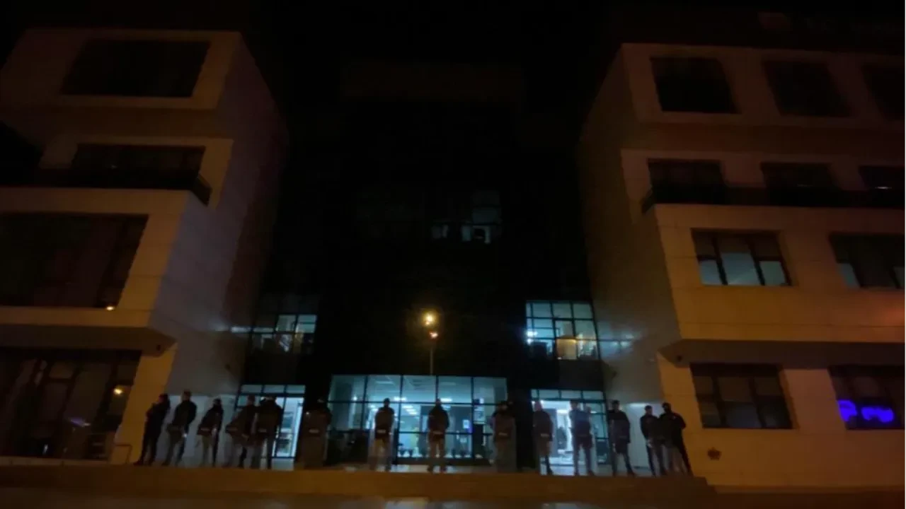 Marmaris Belediyesi'ne gece yarısı polis baskını