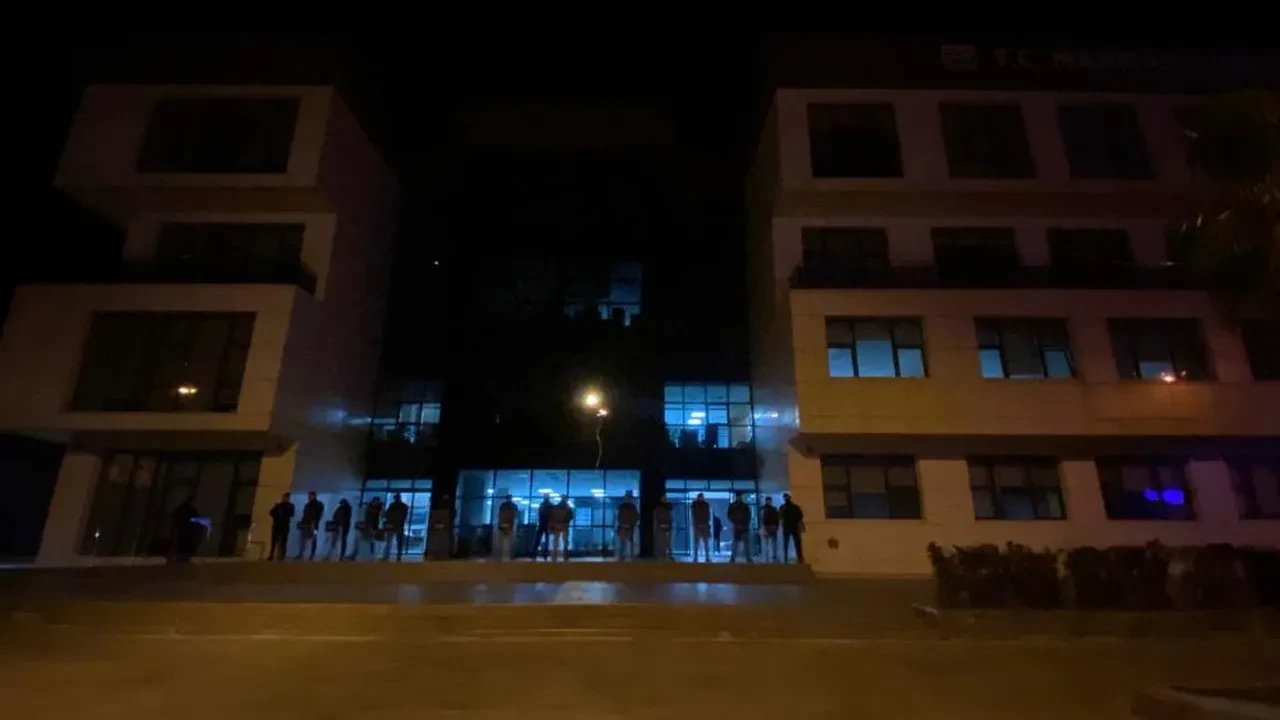 Marmaris Belediyesi'ne rüşvet operasyonu: Polis gece yarısı baskın yaptı