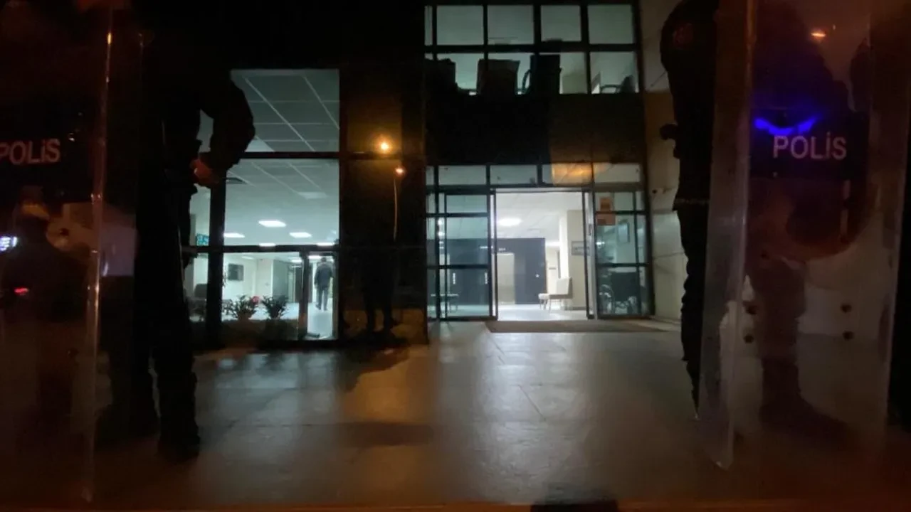 Marmaris Belediyesi'ne rüşvet operasyonu: Polis gece yarısı baskın yaptı