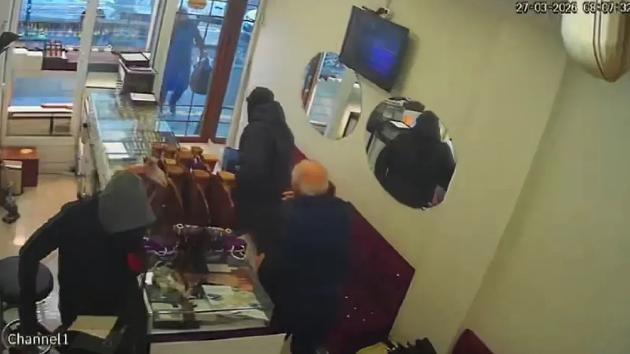 Maske ile girdikleri kuyumcudan 1,5 kilo altın çaldılar! Hırsızların iş yeri sahibi ile boğuşması kamerada 