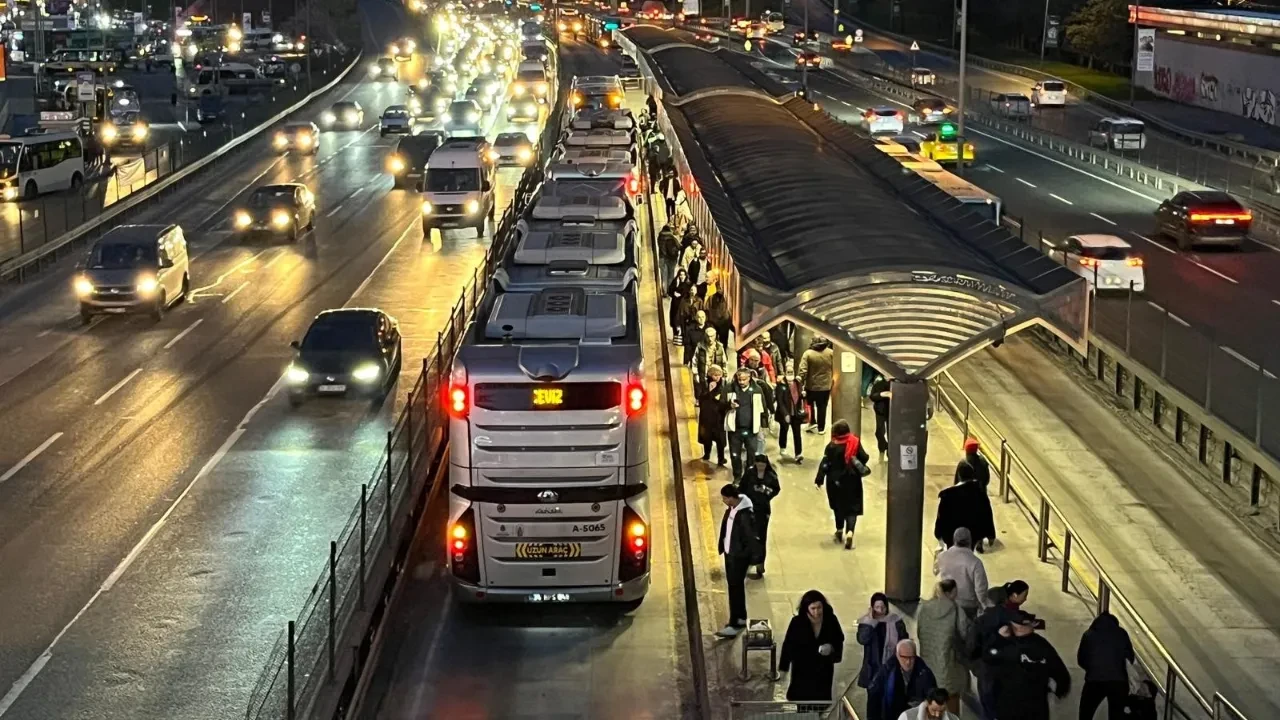 Metrobüs ayağının üzerinden geçti! Bahçelievler'de korkunç olay