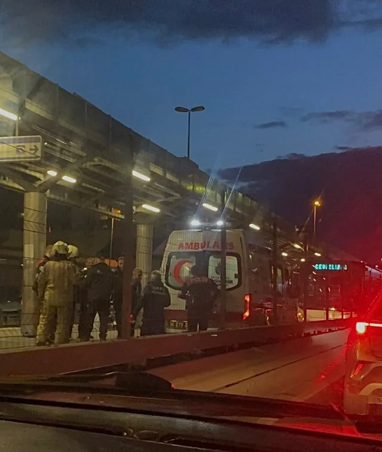 Metrobüs ayağının üzerinden geçti! Bahçelievler'de korkunç olay