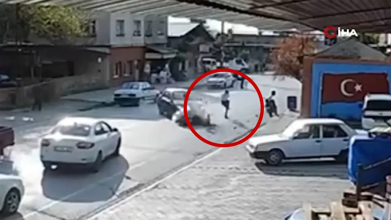 Otomobile ok gibi saplanan motosikletli havada takla attı! Korkunç kaza kamerada 