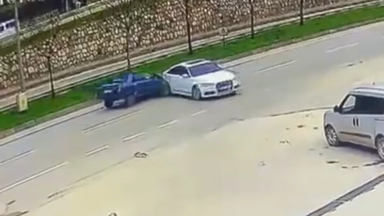 Sürücüsüz otomobil yürekleri ağza getirdi! Trafiğe dalıp böyle kaza yaptı