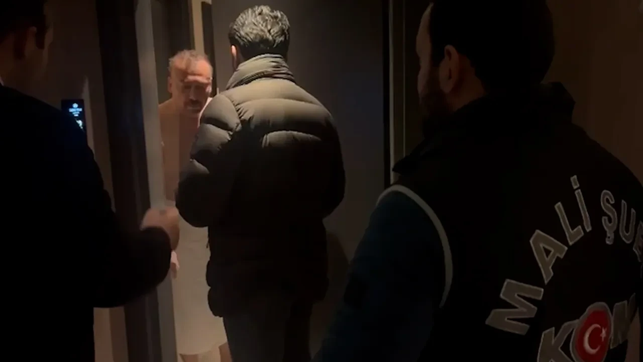 Uşak Belediye Başkanı Özkan Yalım 21 yaşındaki sevgilisiyle otel odasında yakalandı! Şoke eden görüntüler 