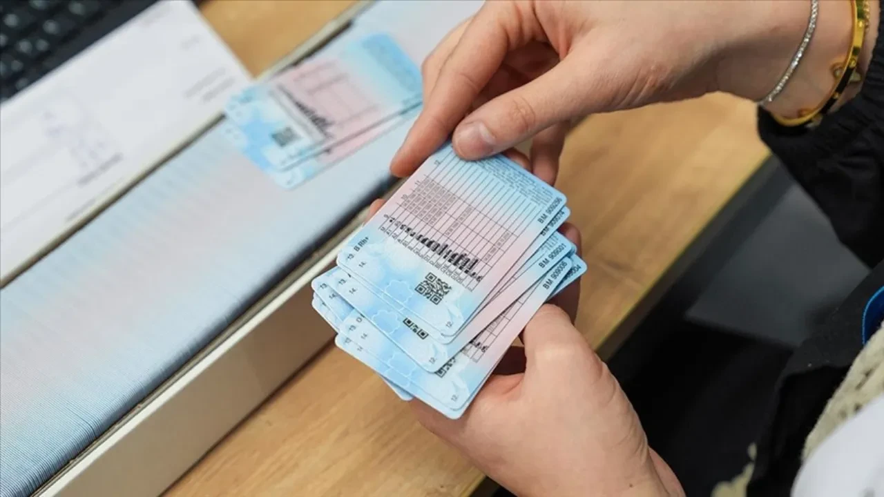 Yeni ehliyet yenileme ücretleri kaç lira oldu? 2026 zamlı sürücü belgesi