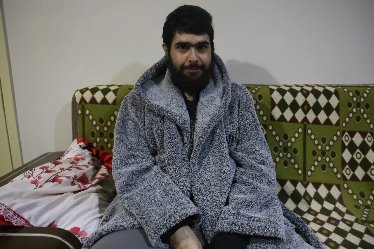 Yıllarca duş almamış, tırnaklarını kesmemişti! Telefon bağımlısı Barış Özbay'ın son hali ortaya çıktı