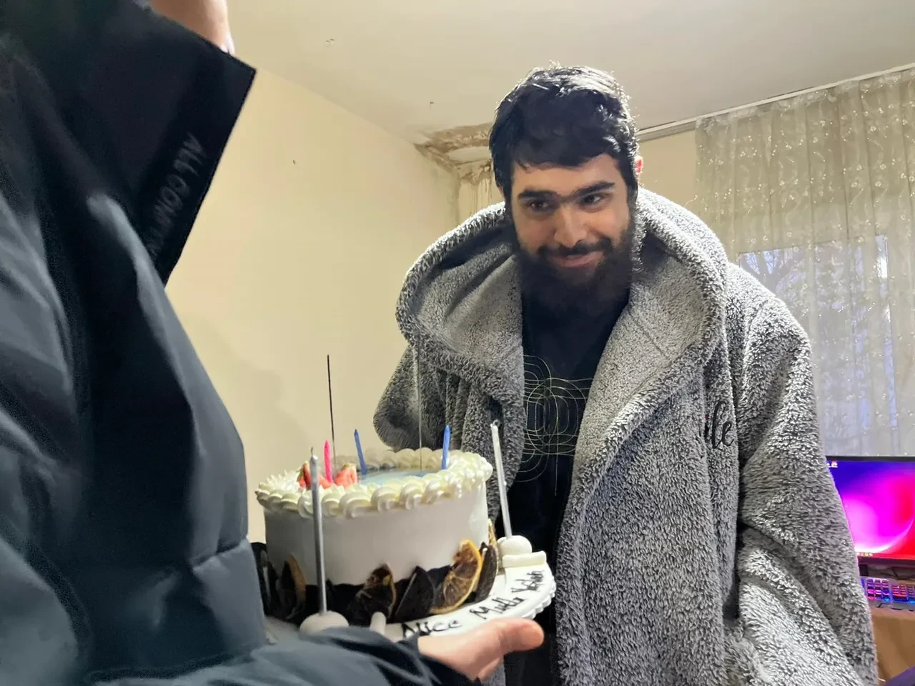 Yıllarca duş almamış, tırnaklarını kesmemişti! Telefon bağımlısı Barış Özbay'ın son hali ortaya çıktı