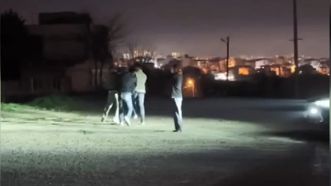 Akılları alan evlilik teklifi: Meydan dayağı yerken yüzüğü çıkarıp diz çöktü