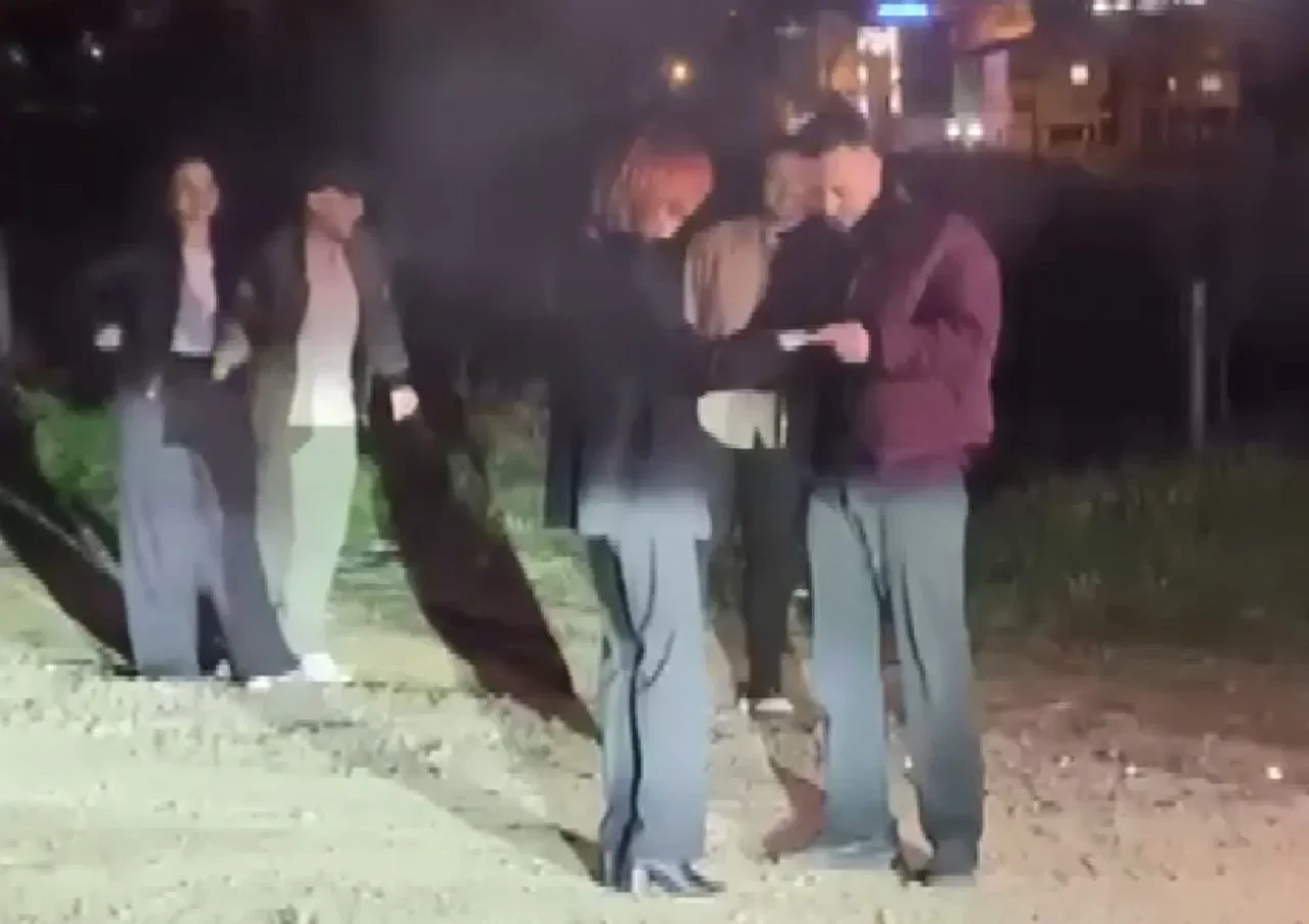 Akılları alan evlilik teklifi: Meydan dayağı yerken yüzüğü çıkarıp diz çöktü