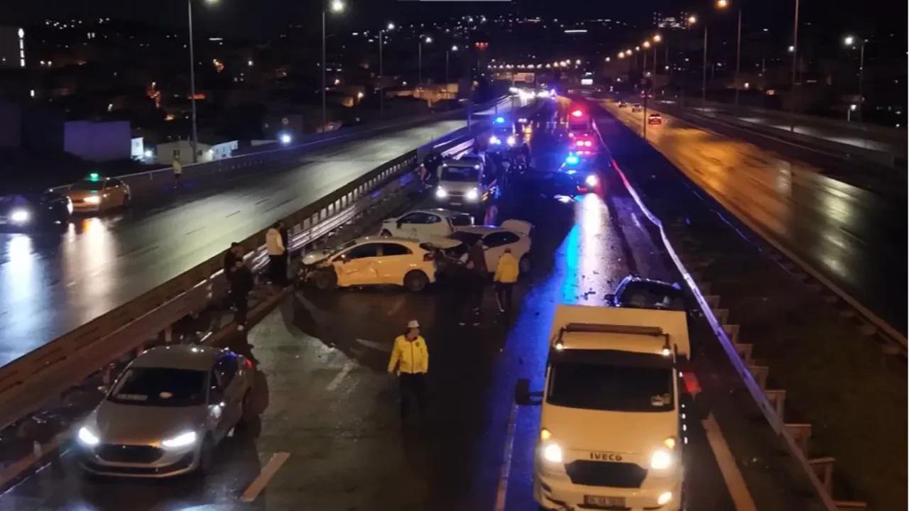 Ataşehir'de zincirleme kaza! 7 araç birbirine girdi