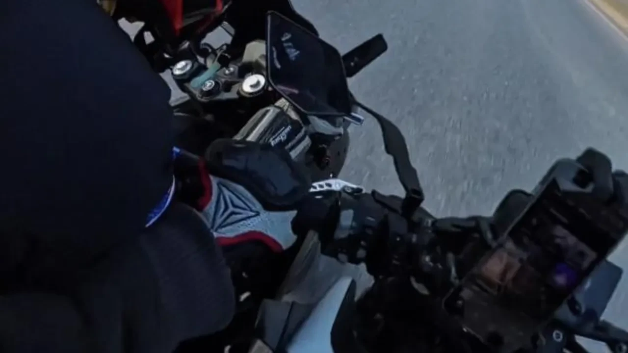 Bir anda şerit değiştirdi, motosikletler çarpıştı