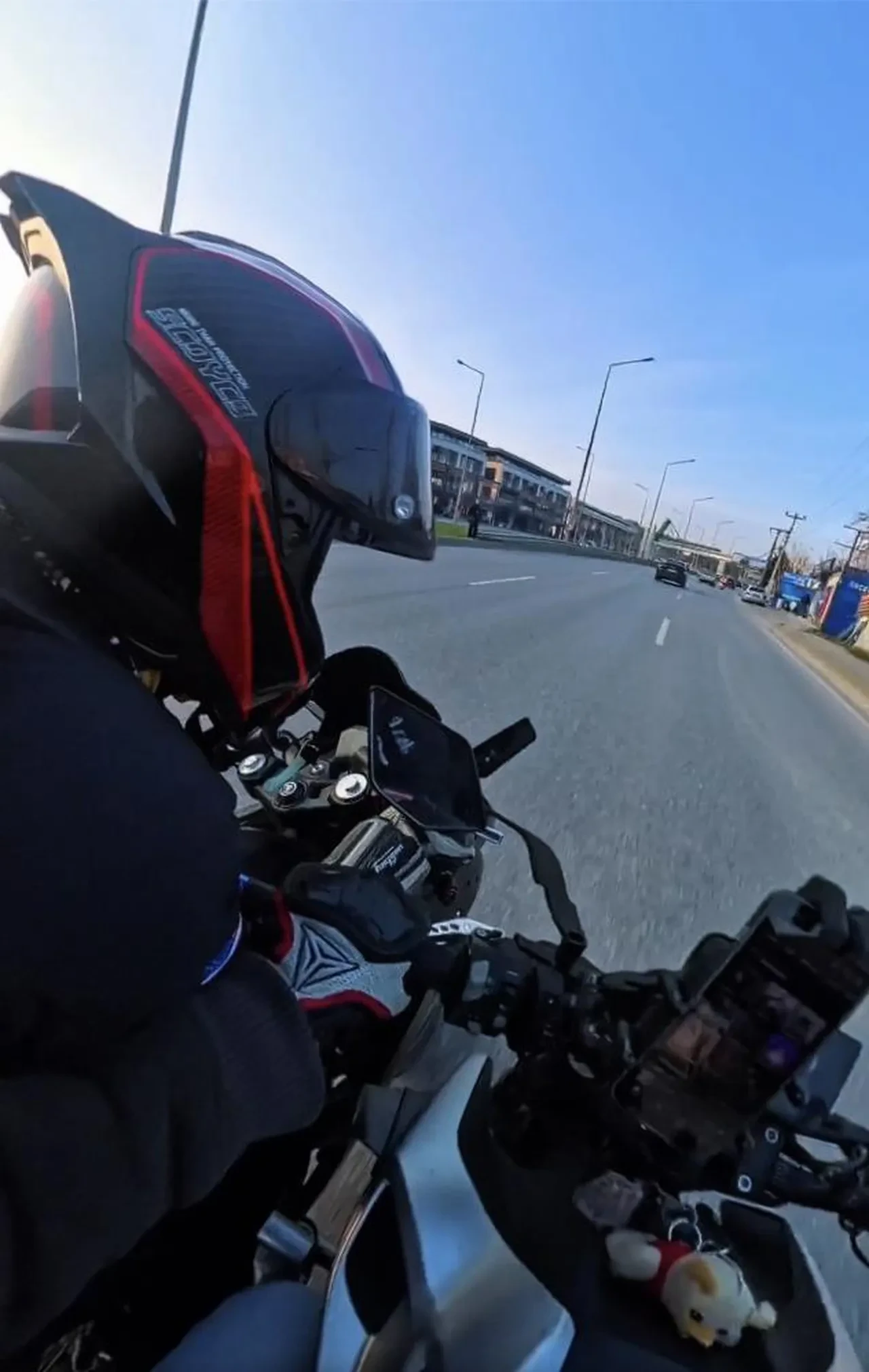 Bir anda şerit değiştirdi, motosikletler çarpıştı