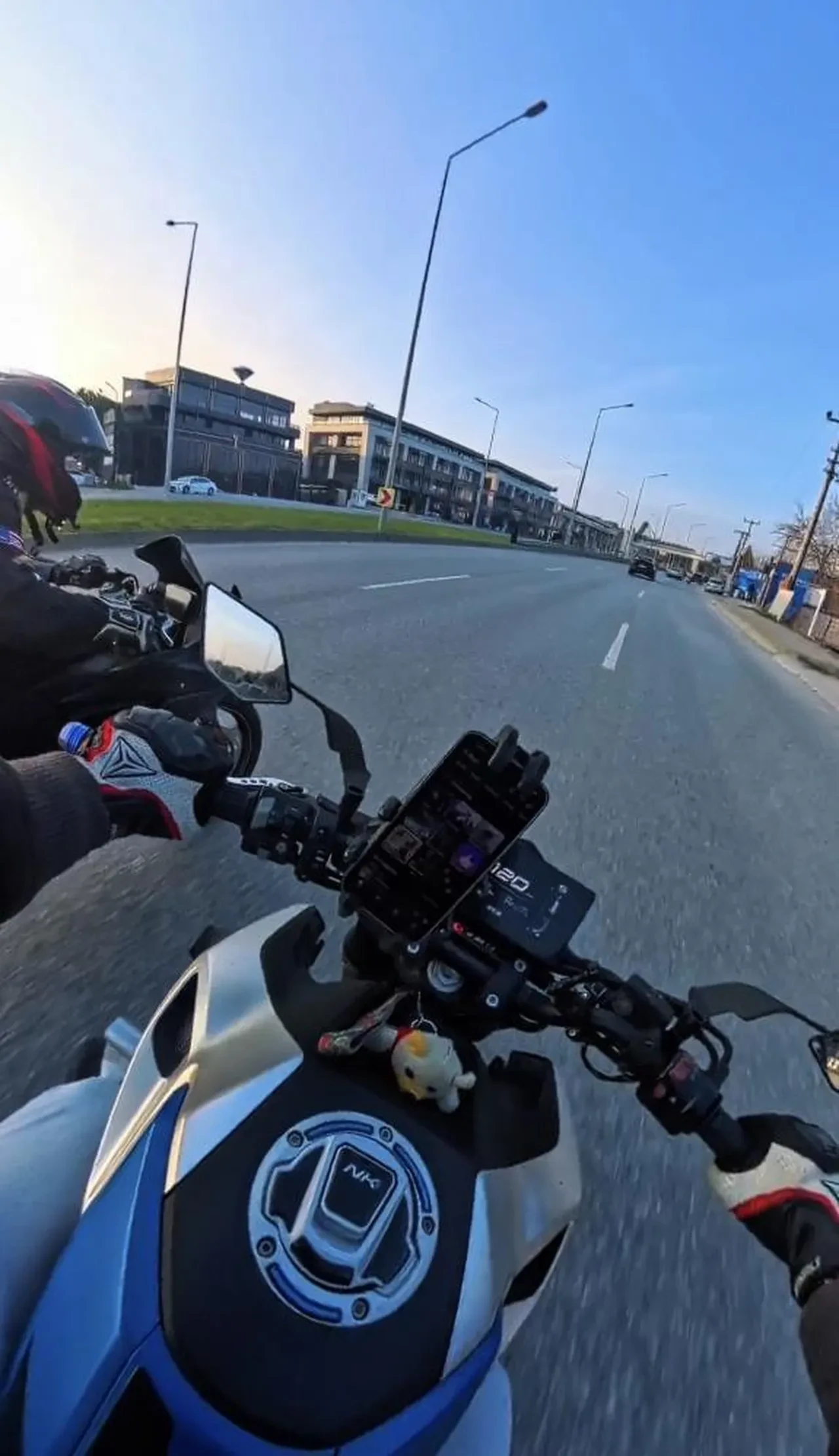 Bir anda şerit değiştirdi, motosikletler çarpıştı