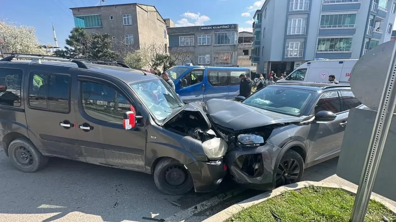 Hafif ticari araç ile SUV tipi araç kafa kafaya çarpıştı: 4 yaralı