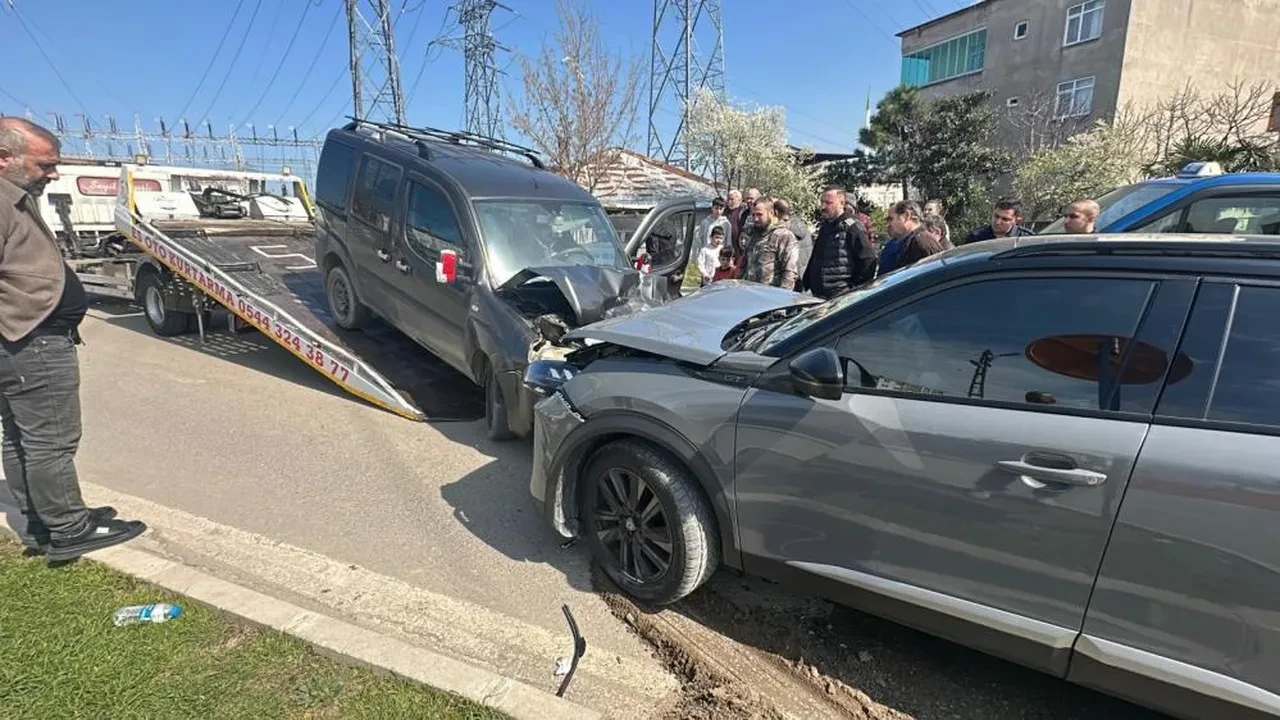 Hafif ticari araç ile SUV tipi araç kafa kafaya çarpıştı: 4 yaralı