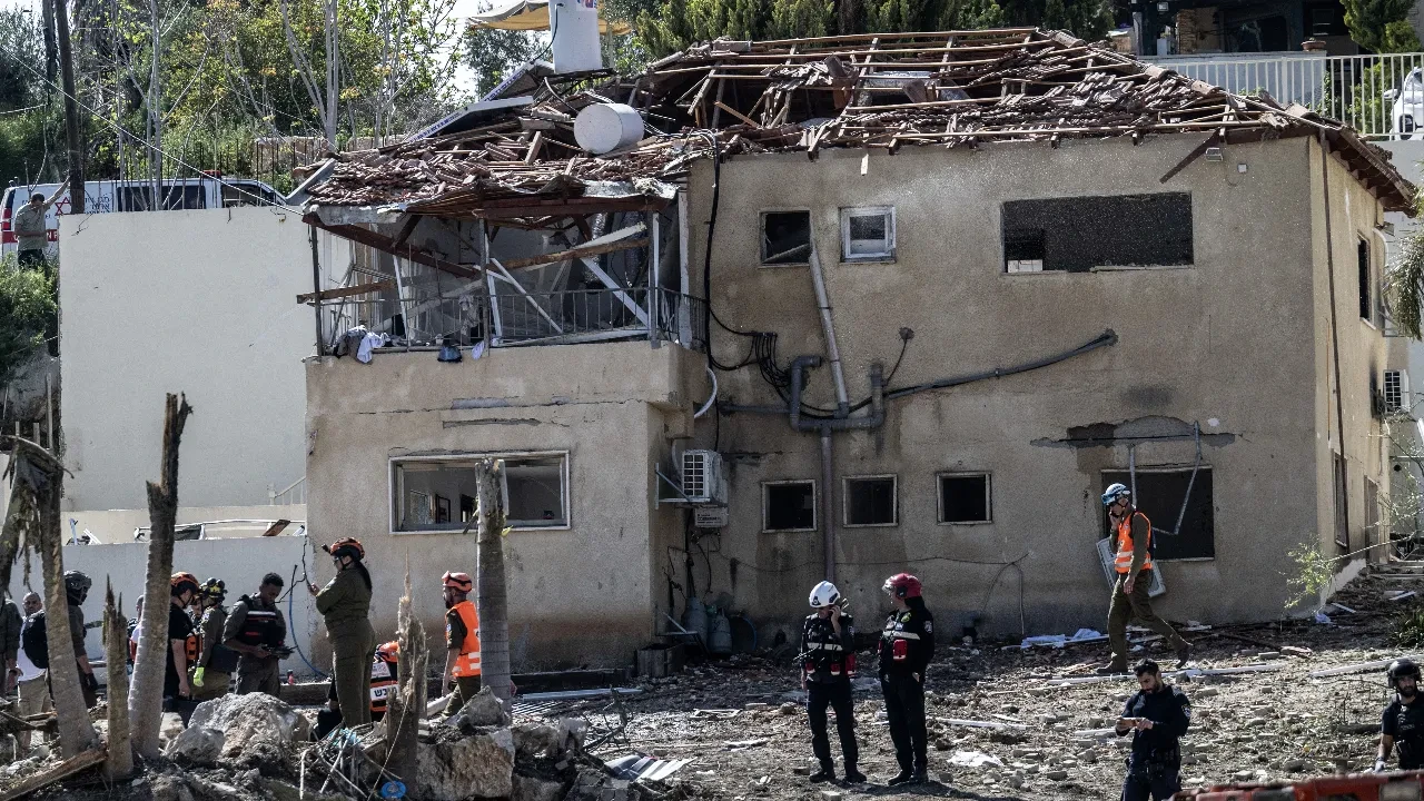 İran'ın misilleme füzesi İsrail'in Beyt Şemeş şehrine düştü