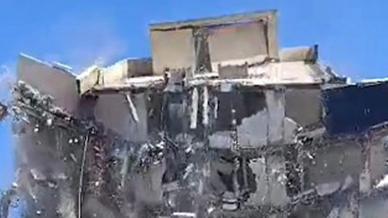 İş makinesi kolona dokundu, 7 katlı bina böyle yerle bir oldu